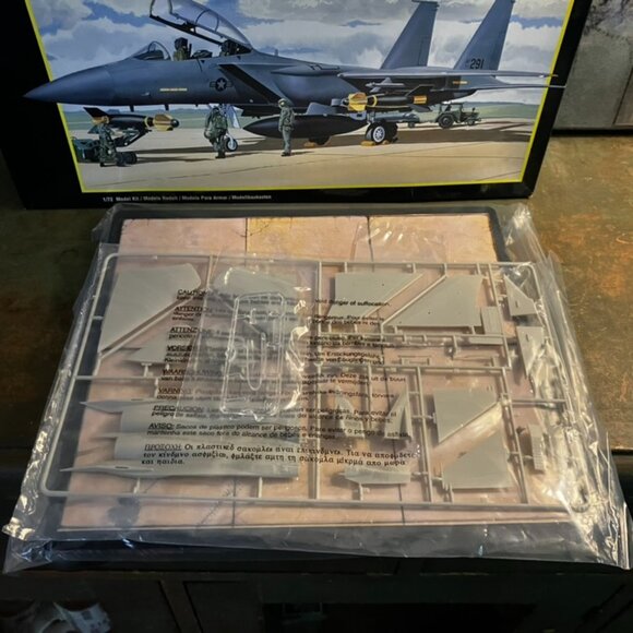 AMT ERTL McDonnell Douglas F-15E w/Ground Crew 1/72 Scale Model Kit New Unbuilt - Picture 4 of 5